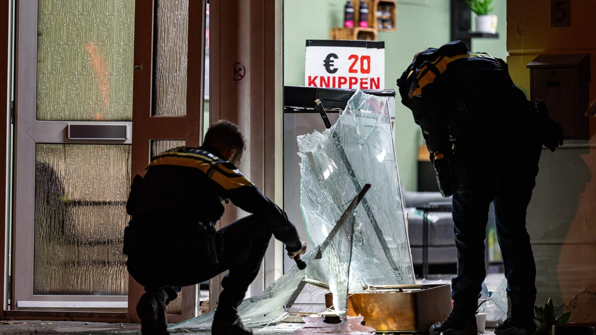 Man (27) aangehouden voor explosie bij kapperszaak in Vlaardingen
