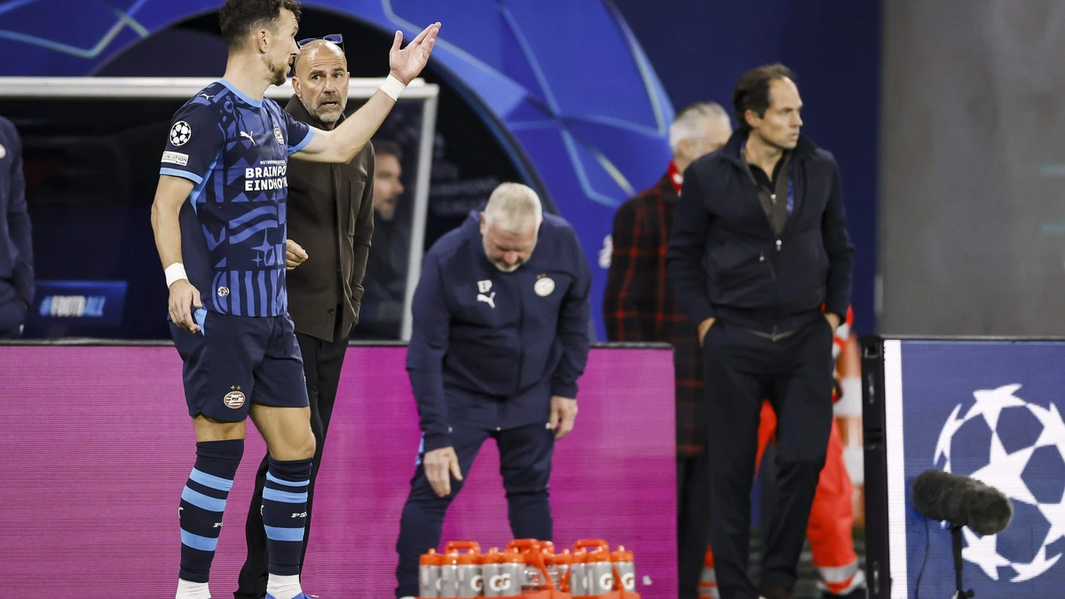 Peter Bosz vond penalty een cadeautje: ’Maar goed, je krijgt ’m, dan moet je ’m wel binnenschieten’