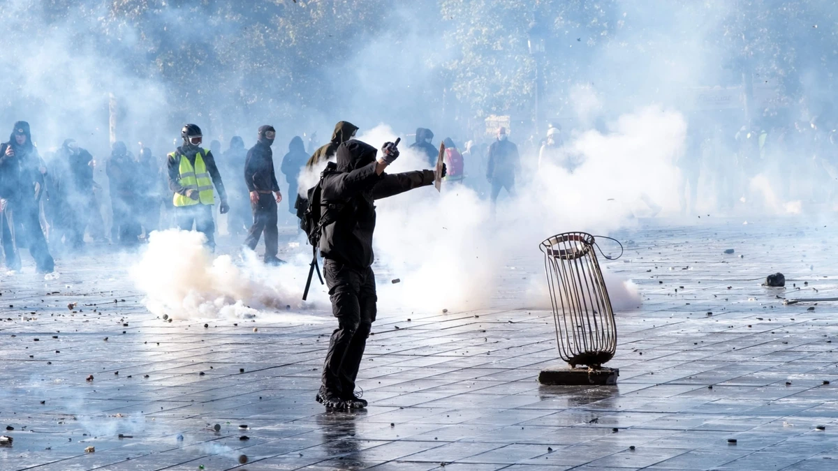 Chaos bij protesten in Frankrijk: 1800 arrestaties en 500 gewonde hulpverleners