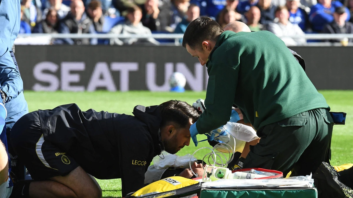 Doelman Emiliano Martinez zorgt voor opluchting na vreselijke botsing tijdens Everton - Chelsea