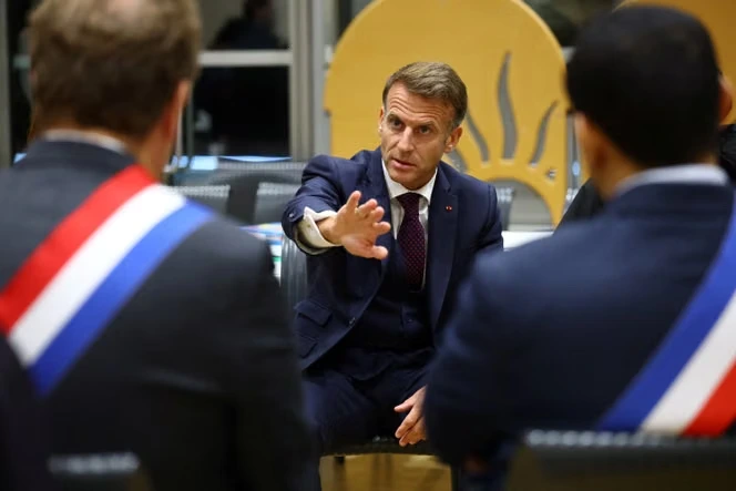 Attaque meurtrière de Trappes : Emmanuel Macron fait polémique en évoquant un « premier » acte terroriste en raison de la « couleur de peau ou de la religion », malgré des précédents