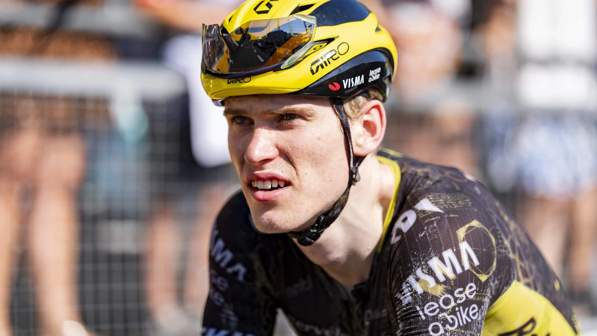 Visma-Lease a Bike sluit klassiekerseizoen perfect af: Per Strand Hagenes wint Parijs-Tours, Christophe Laporte derde