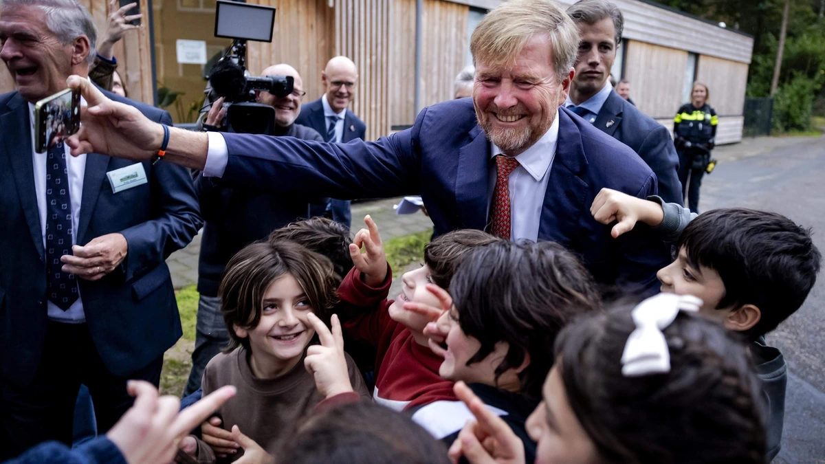 Koning brengt ’pr-bezoek’ aan azc Leersum: ’Het kan soms ook wel heel goed gaan’