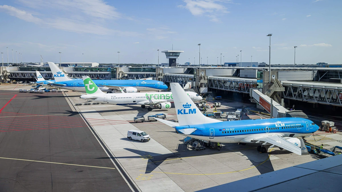 LIVE | KNMI waarschuwt voor aanhoudende zware windstoten, Schiphol annuleert tientallen vluchten