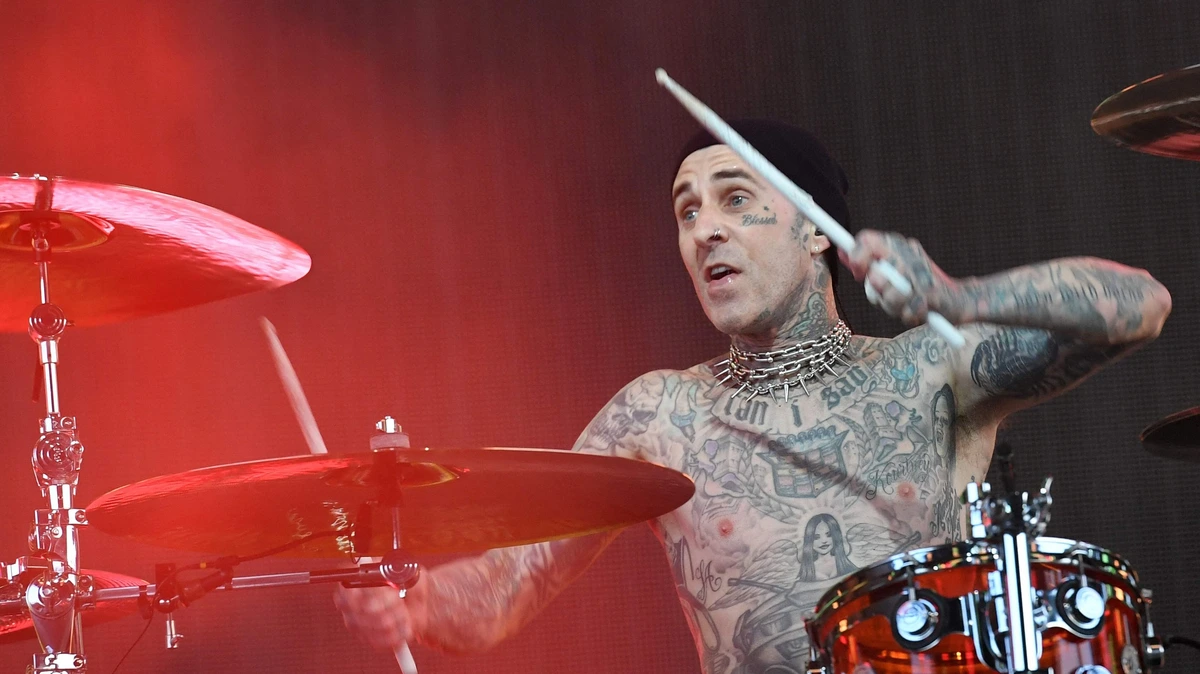 Drummer Travis Barker geopereerd aan gevoelloze arm