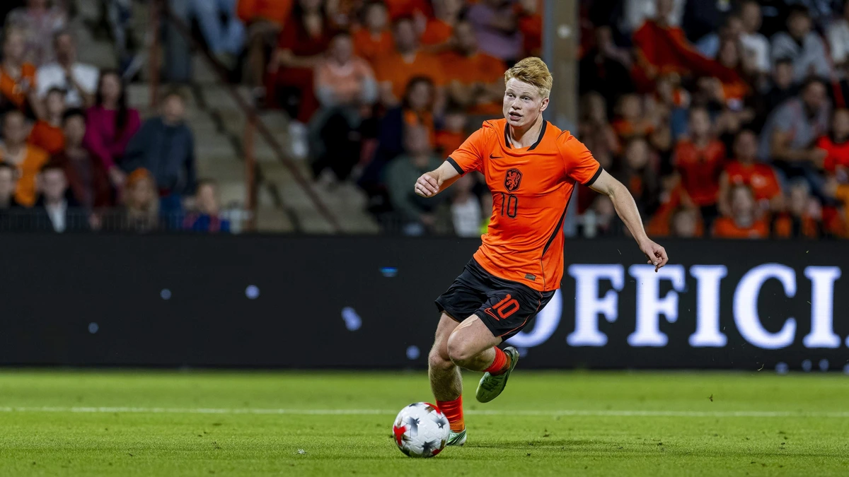 Lionel Messi zet AZ-talent Kees Smit in de spotlights: ’De rode haring’