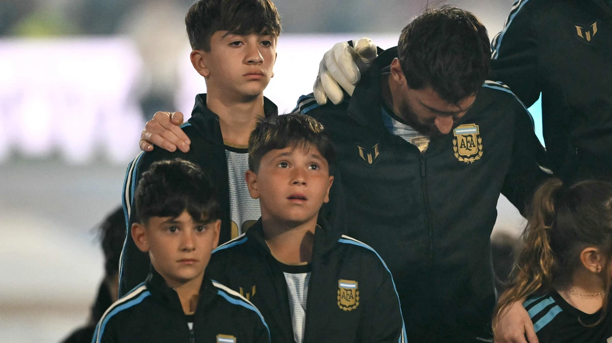 Een lach, een traan, twee assists en ook nog een goal maken het monumentale afscheid van Lionel Messi als Argentijns international compleet: ’Voor altijd in ons hart’