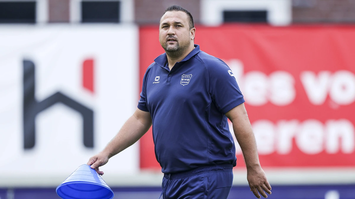 Tuchtcommissie betaald voetbal legt Jhon van Beukering na geweldsincident bij GVVV schorsing van dertig maanden op