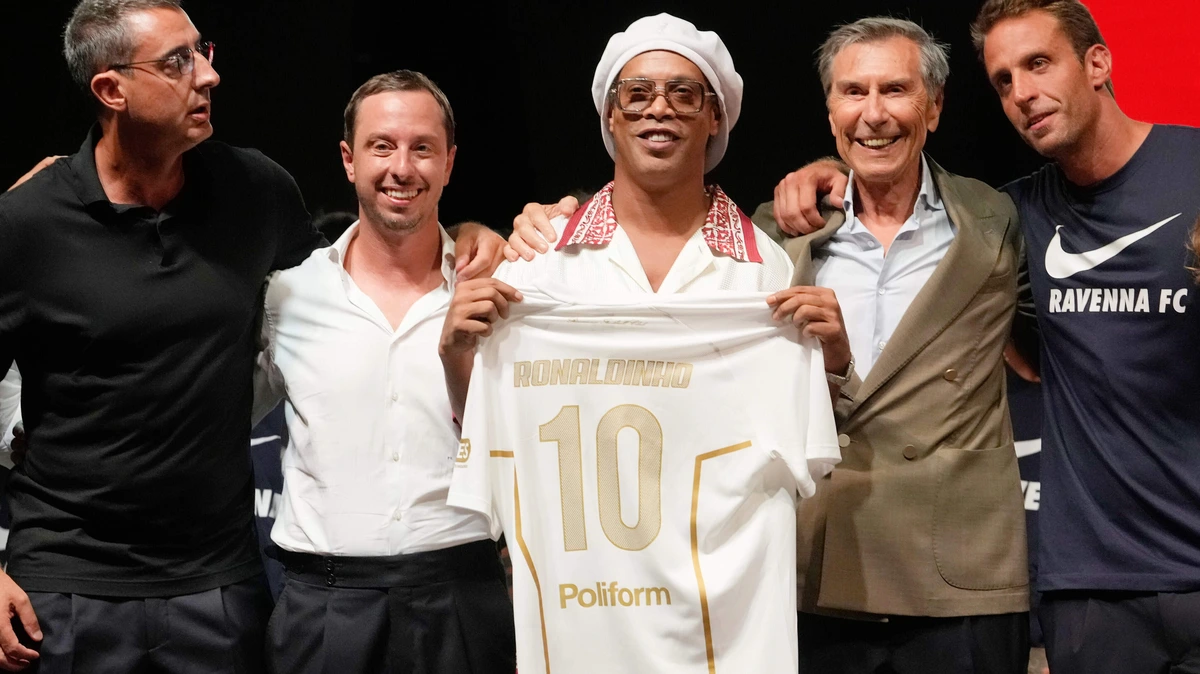 Braziliaanse voetballegende Ronaldinho (46) debuteert voor Italiaanse derdeklasser: ’Tijd om de magie terug te brengen’