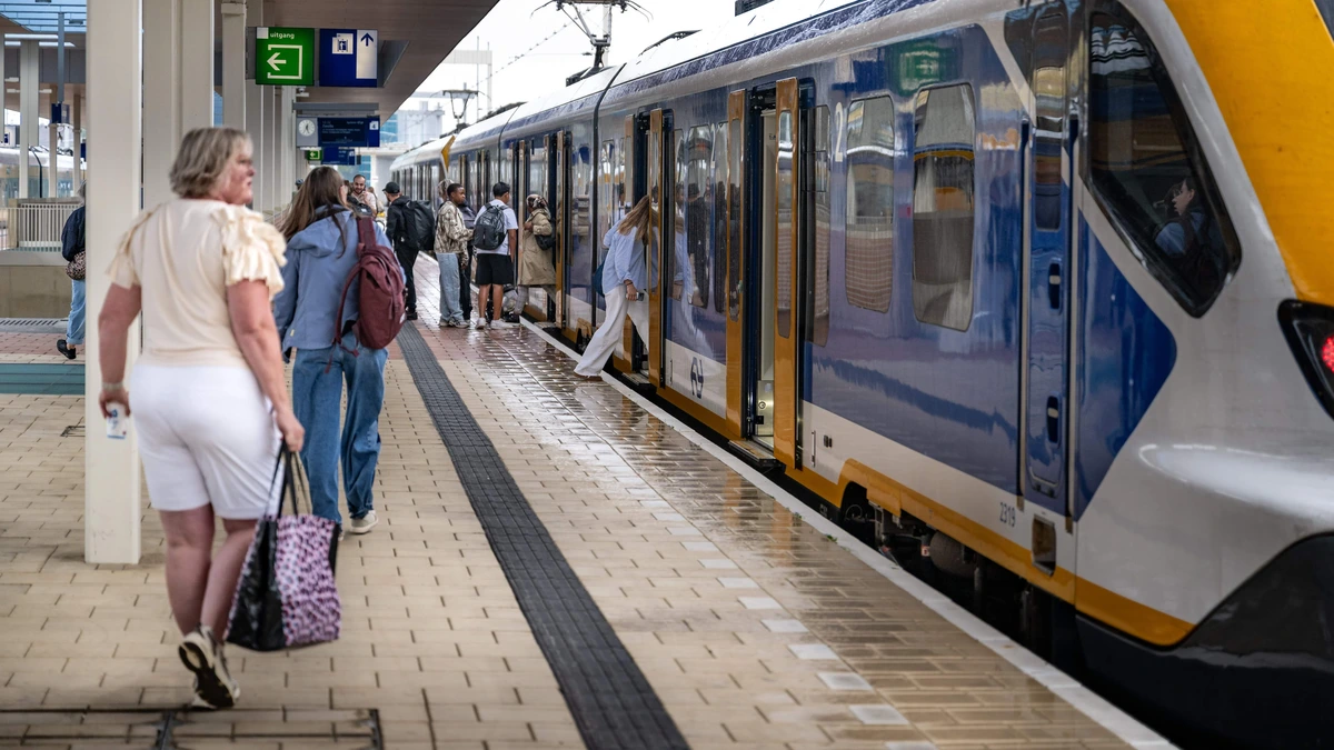 Groepen bedelaars blijven treinen teisteren: ’Ze worden met busjes afgezet bij het station’