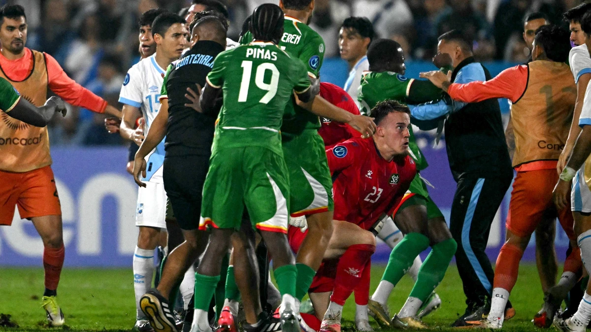 Surinaamse bondscoach Henk Fraser verwacht actie van CONCACAF na openlijk racisme in Guatemala: ’Als sporters moeten we hier nooit voor buigen’