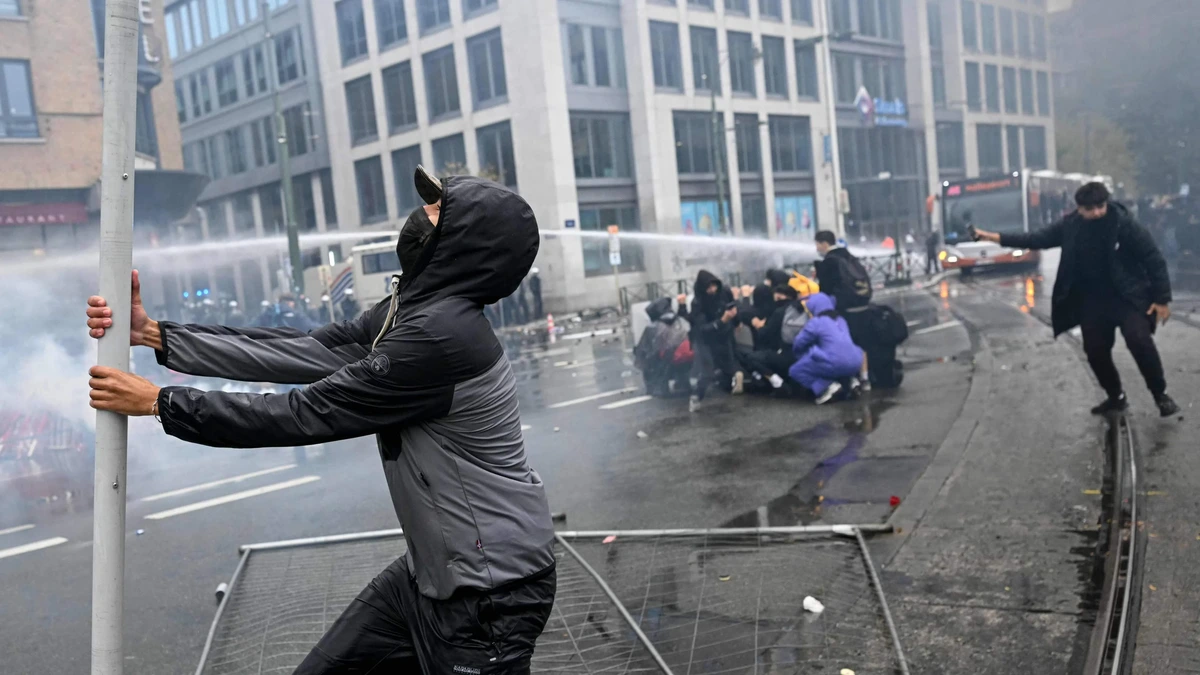 Politie arresteert 110 relschoppers in Brussel: ’Daders filmden zichzelf en deelden beelden als trofee op sociale media’