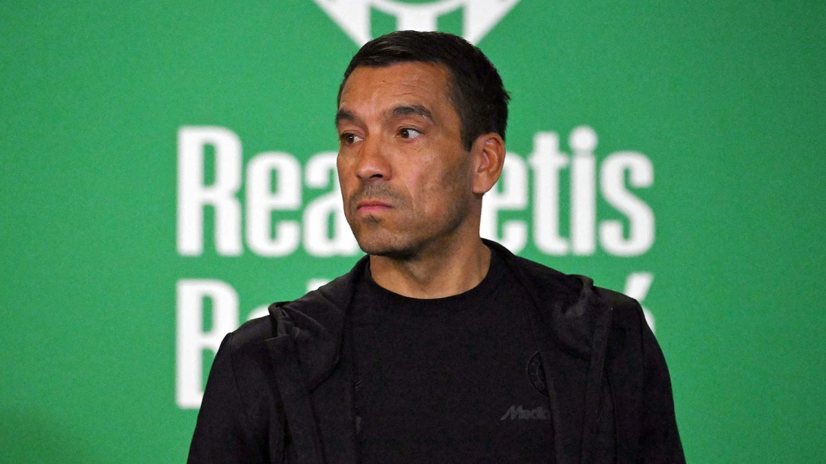 Giovanni van Bronckhorst stuit met Feyenoord op tegenvaller in Spanje: ’Dat verwacht je niet op Champions League-niveau’
