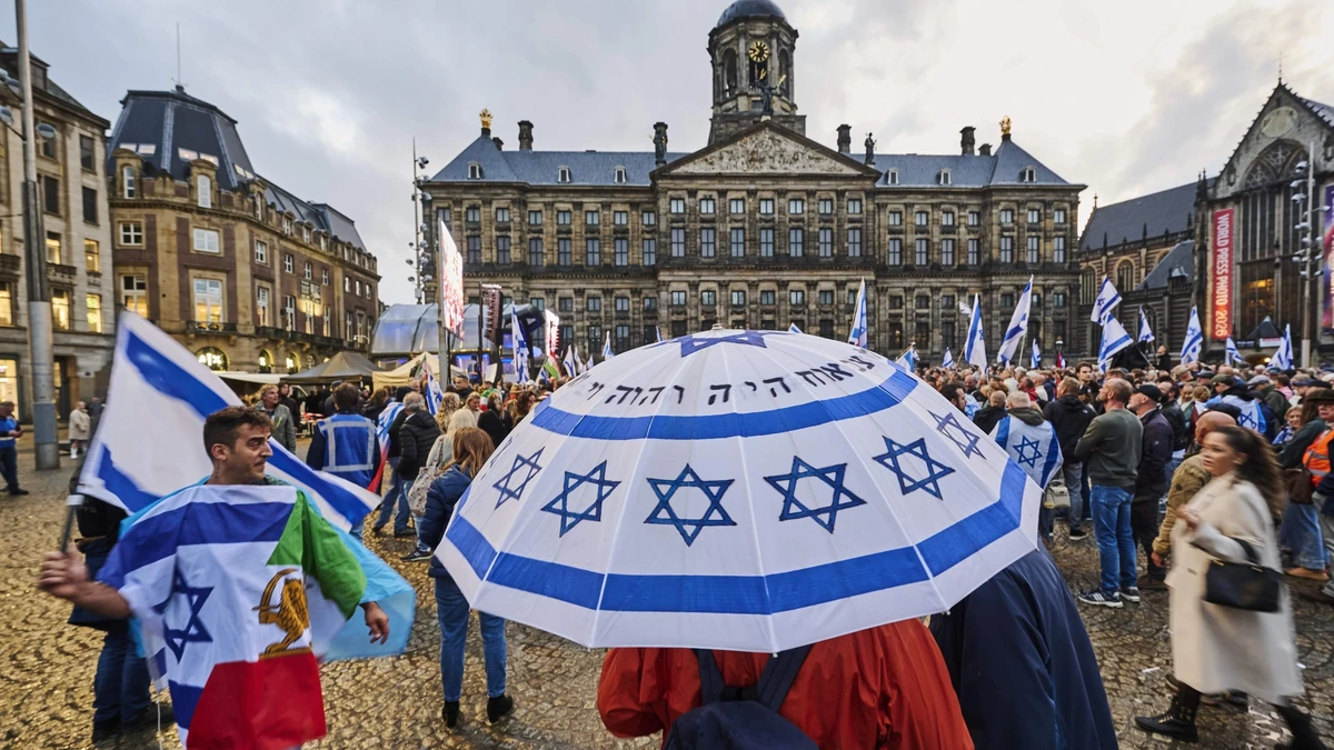 Israël-activist met anti-Hamas-bord moest weg, maar Halsema ’kon niet optreden’ tegen ’We support Hamas’: ’Na twee minuten kwam politie al op me af’