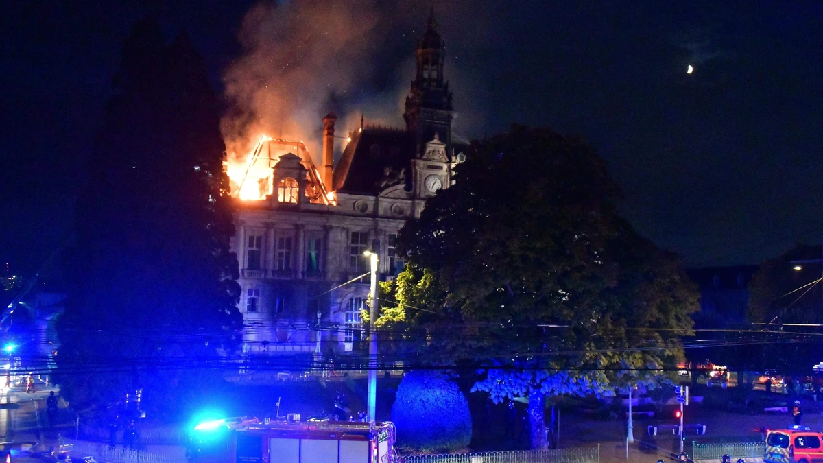 LIVE | Brandende toren stadhuis Franse Limoges stort in, omstanders schreeuwen het uit