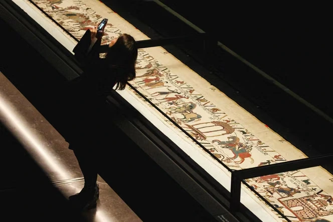 La tapisserie de Bayeux sera exposée sur une table inclinée à son retour de Londres