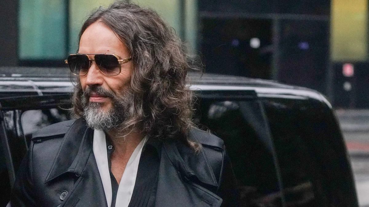 Britse pers in de ban van zedenzaak Russell Brand: getuigenissen schetsen beeld van hardleers ’seksueel roofdier’ dat machtspositie misbruikte