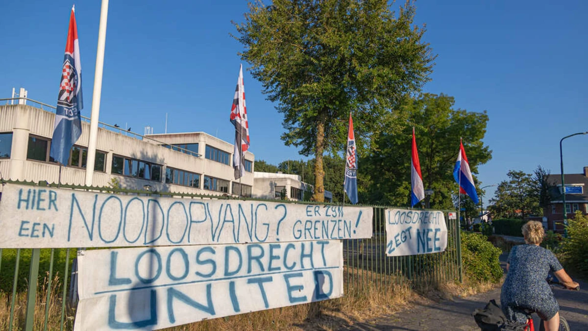 Eerste asielzoekers vertrekken uit noodopvang gemeentehuis Loosdrecht, afbouw in volle gang