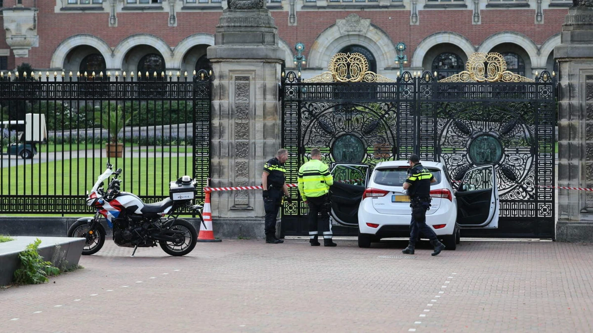 Auto ramt hek Vredespaleis Den Haag, vrouw overgedragen aan zorgkader