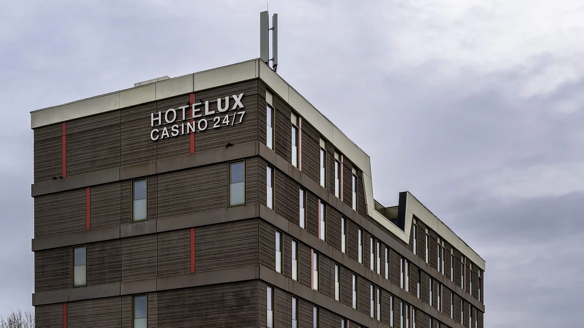 Voormalig spookhotel in Hoofddorp moet dit weekend alweer dicht omdat vergunning mist: ’Risico van ondernemer om open te gaan’