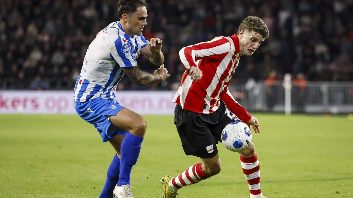 LIVE Eredivisie | SC Heerenveen de kansen, PSV de goals: eigen doelpunt geeft Eindhovenaren lucht