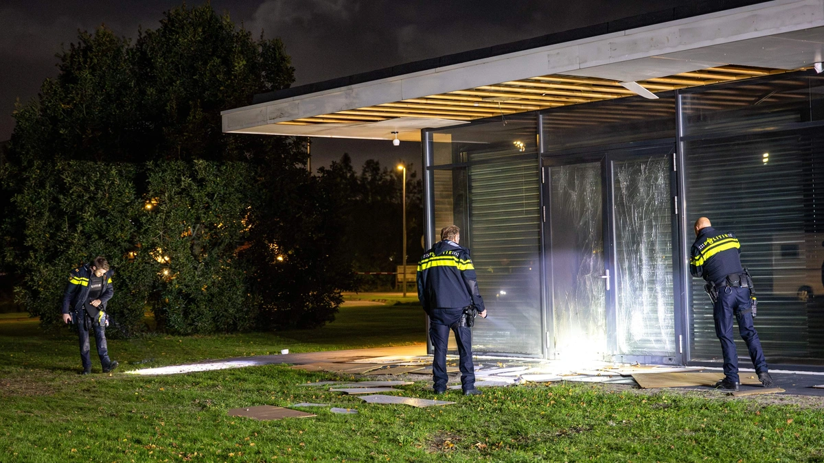 Buurt Almere verzette zich jarenlang tegen coffeeshop, twee weken na opening is het raak: ’Dan gaat er ineens een bom voor je huis af’