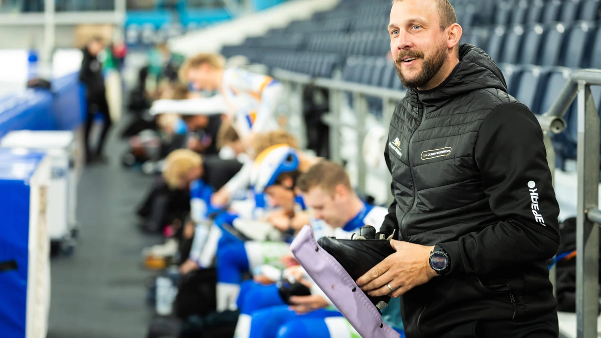 Gary Hekman (38) groeit van marathonschaatser naar betrokken coach en zet het ’totale-mens-principe’ centraal: ’Dat zou Louis van Gaal zeggen’