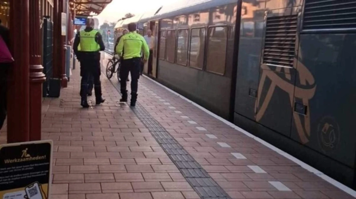 Paniek in trein in Groningen nadat vrouw bevalt: ’Iemand schreeuwde: er ligt een baby op de grond!’