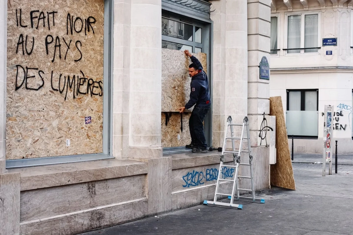 « Les gens sont énervés, il y a beaucoup de colère accumulée » : à Paris, le jour d’après, à l’heure de compter les plaies