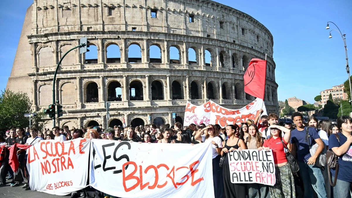 Duizenden studenten de straat op in Italië om te demonstreren tegen regering Meloni: ’Geld voor scholen, niet voor oorlog’
