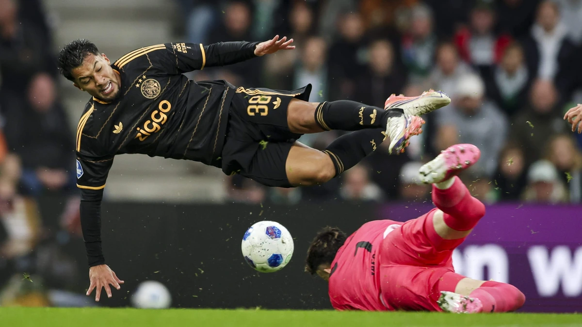 Ajax-trainer Michel Sanchez prijst Marcos Leonardo en zag een ploeg met veel energie: ’Zo willen we verder’