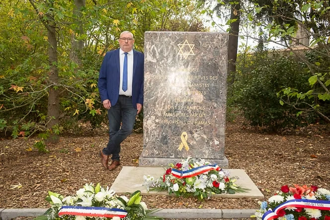 7-Octobre : le maire RN de Carcassonne inaugure une stèle en hommage aux victimes des attentats devant Louis Aliot et plusieurs élus d’extrême droite