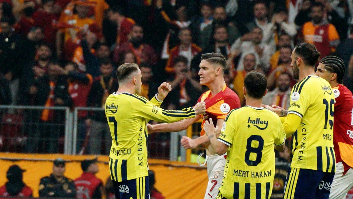 Opstootje na 14 seconden en worstelpartij na afloop: Turkse klassieker Galatasaray-Fenerbahçe stond 90 minuten onder hoogspanning