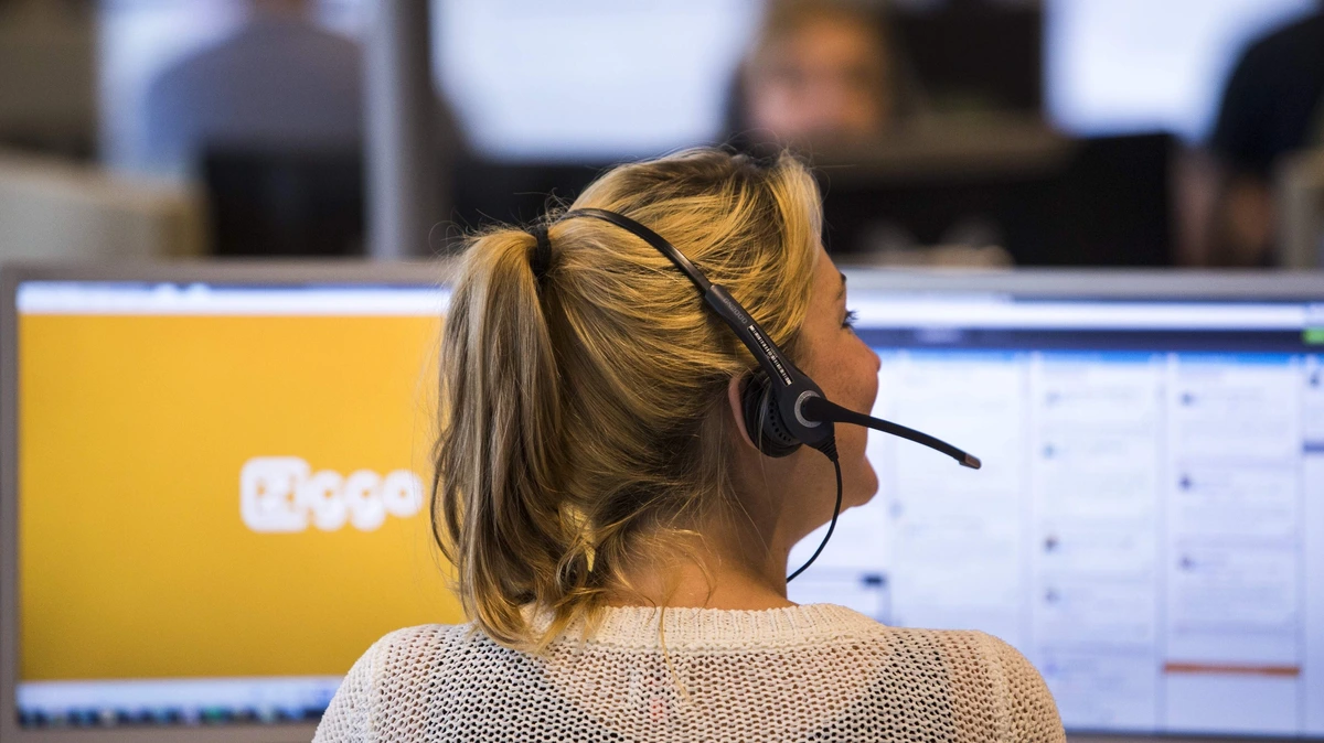 AI kost steeds meer baliemedewerkers en telefonistes hun baan: ’Aantal vacatures in drie jaar gehalveerd’