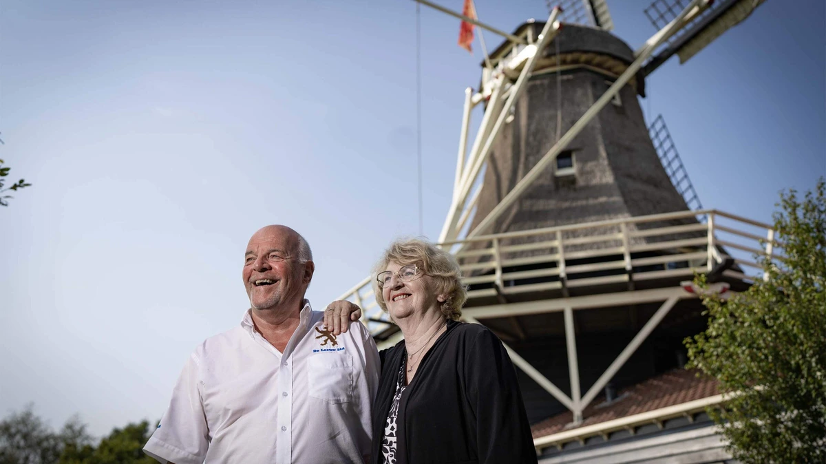 Zeventigers Klaas en Marianne zoeken nieuwe eigenaar voor bijzondere woning met molen op dak: ’Die zijn van het padje’