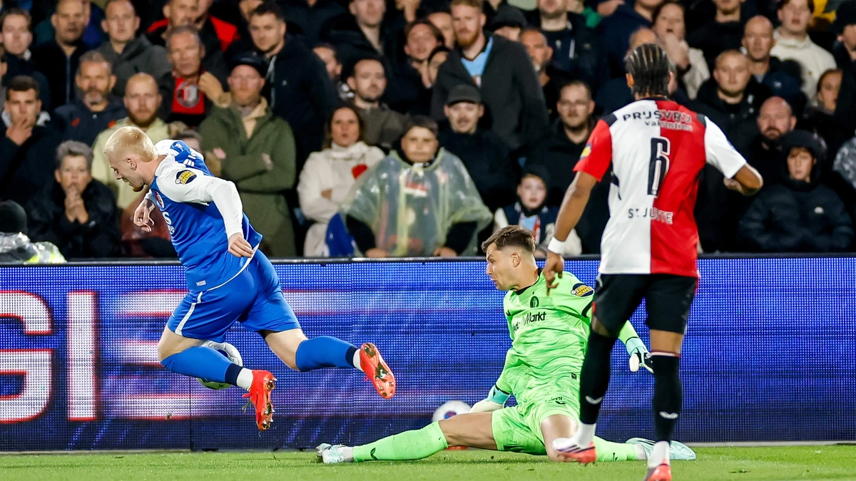 AZ koopt na VAR-geblunder niets voor KNVB-statement: dit ging er mis bij het penaltymoment van Mexx Meerdink tegen Feyenoord