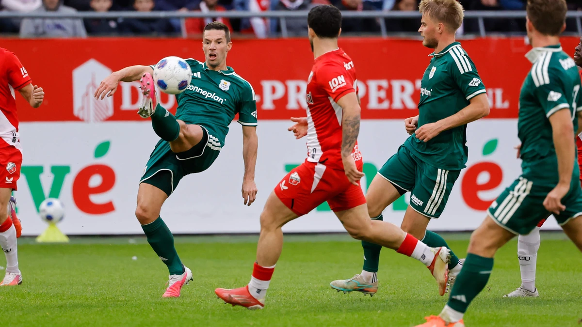 Nick Viergever ziet tweede opeenvolgende zege PEC Zwolle in blessuretijd in rook opgaan: ’Zuur dat je hem niet over de streep trekt’