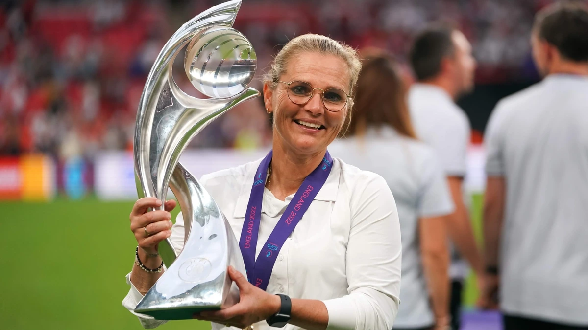Sarina Wiegman (56) door Engelse bond beloond voor prestaties: succescoach verlengt contract en aast op wereldtitel