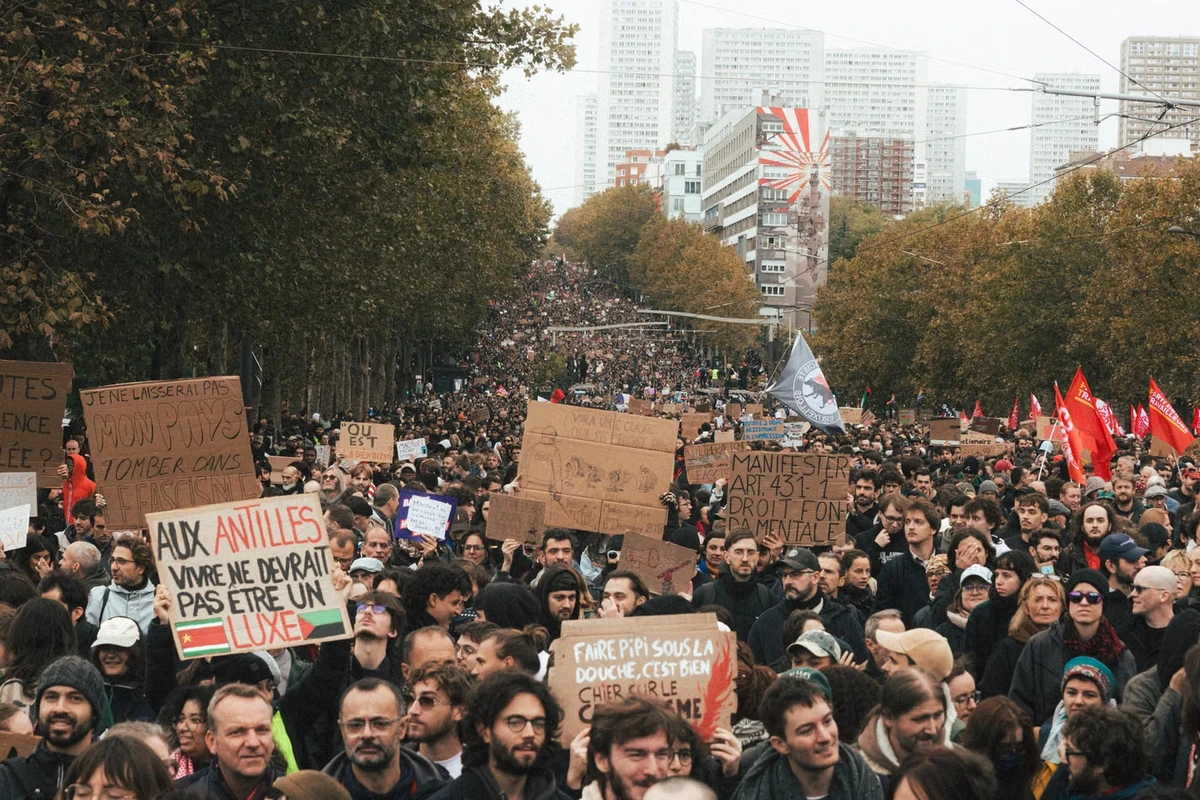 Une journée de forte mobilisation sans incidents majeurs : « le droit de manifester est aussi important que le droit de vote »