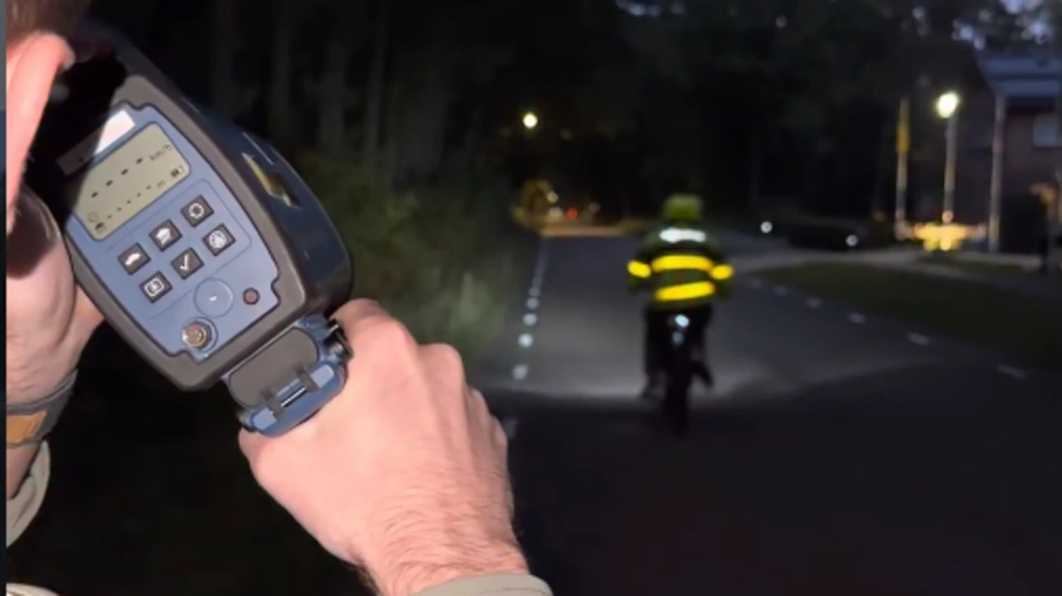 Jongen (15) rijdt op mountainbike die 84 km/u kan en gooit fiets naar politie: agente loopt zwaar lichamelijk letsel op