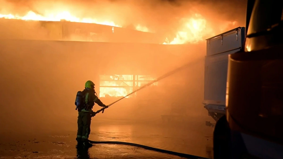 Grote brand in Rotterdam: groothandel in levensmiddelen in lichterlaaie