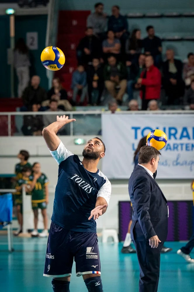 « Il a commencé là et il va finir là » : à Tours, le volleyeur Earvin Ngapeth accueilli avec ferveur pour son retour dans son premier club professionnel