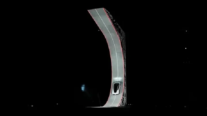 Bizar: nieuwe Tesla maakt salto in de lucht
