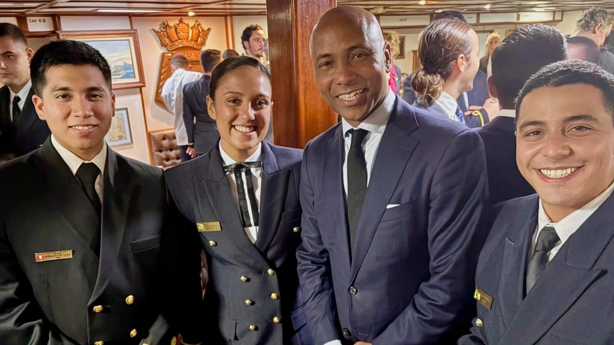Humberto Tan swingt erop los tussen Braziliaanse adelborsten tijdens bijzondere marineborrel in Rotterdam