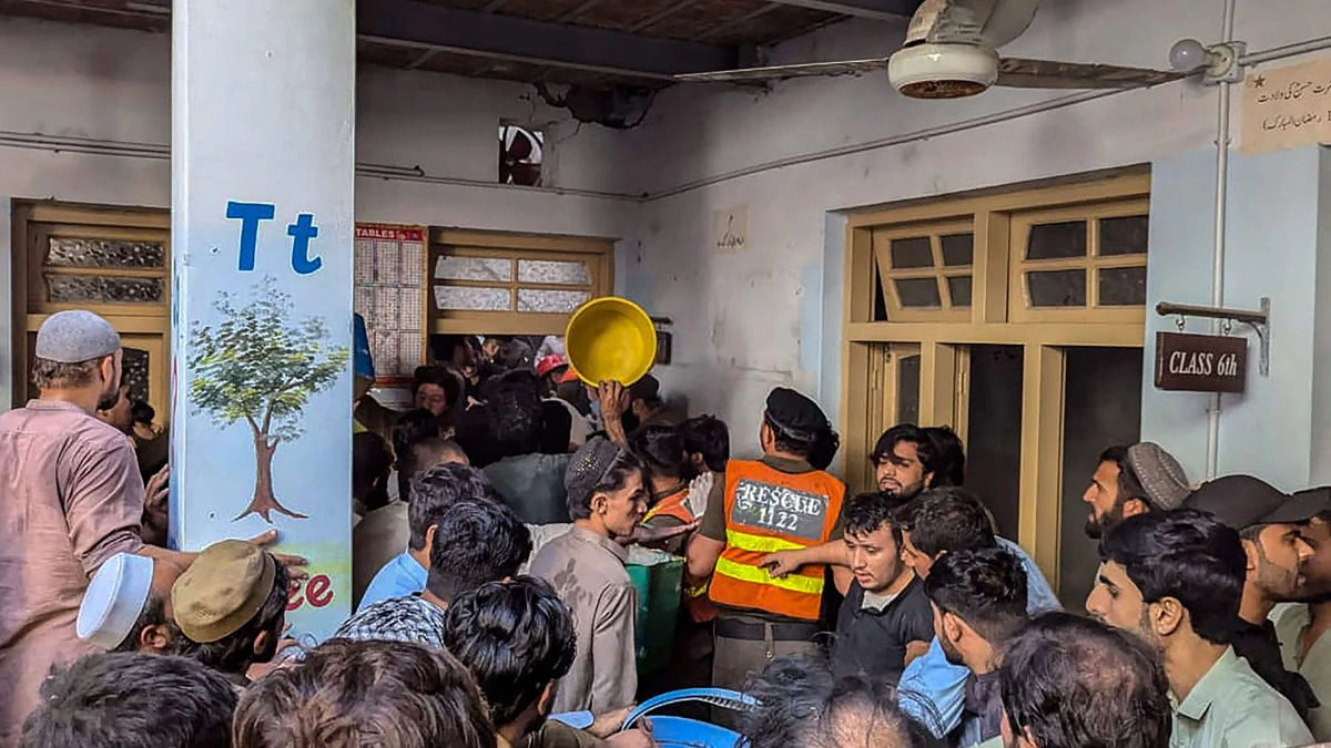 Dak school stort in Pakistan: zeker twintig leerlingen dood, tientallen gewond