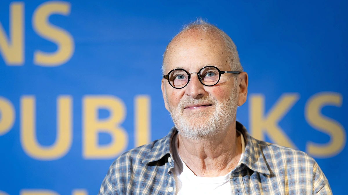 Schrijver Herman Koch (73) heeft ziekte van Parkinson: ’Terugkijkend realiseer ik me hoeveel last ik ervan heb gehad’