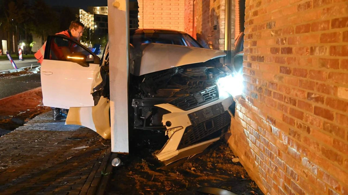 ’Auto botst tegen gevel in Breda: bestuurder gevlucht’