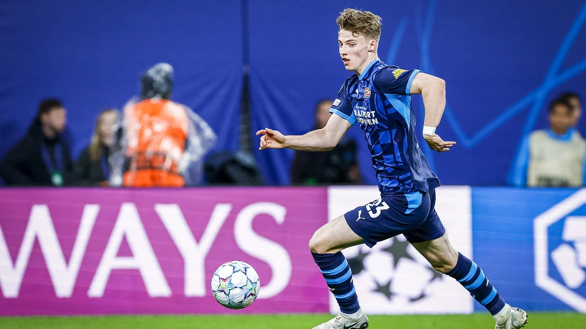 Jonge spits Mikkel Bro (17) scoort erop los bij duel Jong PSV in Engeland