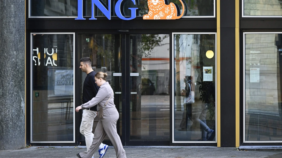 ING profiteert van hogere rentes leningen, schrapt banen bij zakenbank