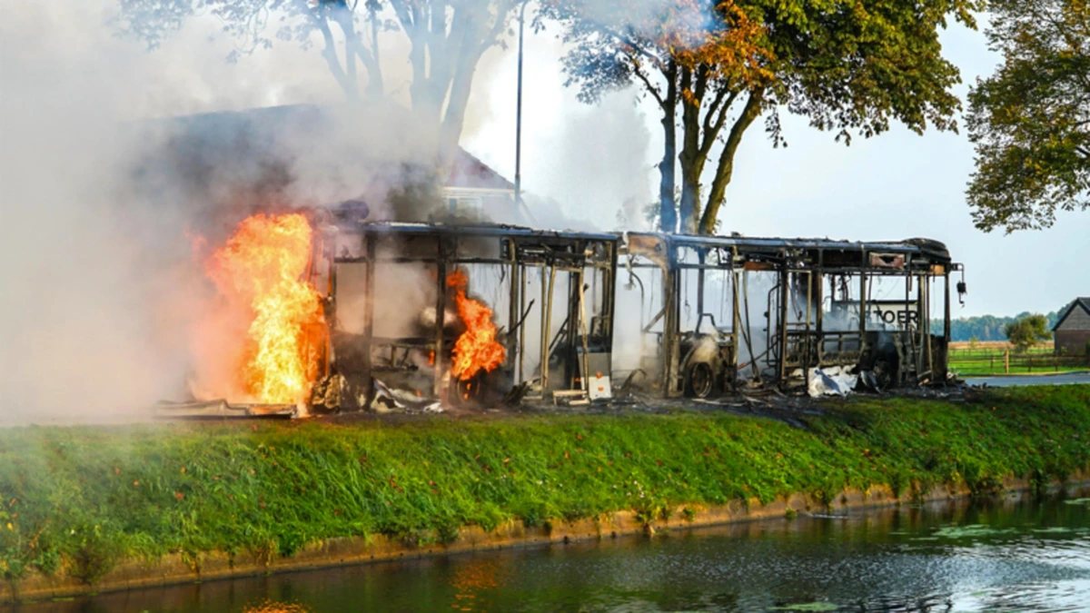Brand ontstaat in rijdende lijnbus: bus gaat in vlammen op